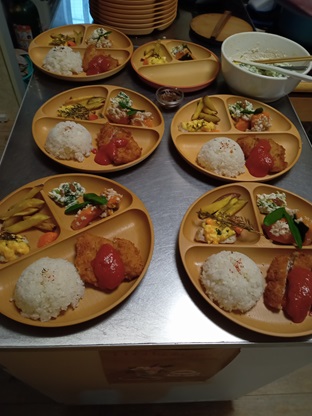 お待ちください