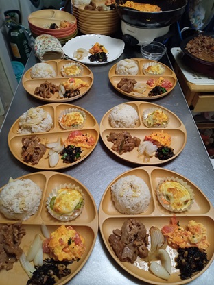 お待ちください